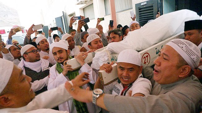 Umat muslim mengangkat jenazah KH Maimun Zubair (Mbah Moen) seusai dimandikan di Masjid Muhajirin Khalidiyah, Mekkah, Selasa (6/8). [ANTARA/Hanni Sofia]