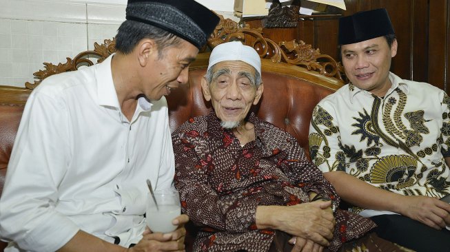 Calon Presiden dari PDI Perjuangan Joko Widodo (kiri) berbincang dengan Pimpinan Pondok Pesantren Al Anwar yang juga Ketua Majelis Syariah PPP KH Maimun Zubair (tengah) didampingi Wasekjen PDI Perjuangan Achmad Basarah (kanan) di Pondok Pesantren Al Anwar, Karangmangu, Sarang, Kabupaten Rembang, Jawa Tengah, Minggu (4/5). [ANTARA FOTO/ARSIP/Widodo S. Jusuf]
