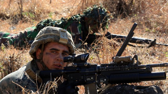 Prajurit Korps Marinir TNI AL bersama Marinir Amerika Serikat United States Marine Corps (USMC) berlatih penghancuran objek vital pada giat Latihan Bersama (Latma) Cooperation Afloat Readiness and Training (CARAT) 2019 di Hutan Selogiri, Banyuwangi, Jawa Timur, Senin (5/8).[ANTARA FOTO/Budi Candra Setya]