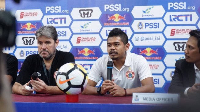 Persija Jakarta Bambang Pamungkas (kanan) dan Pelatih Julio Banuelos (kiri) pada jumpa pers usai pertandingan melawan PSM. (dok. Media Persija)