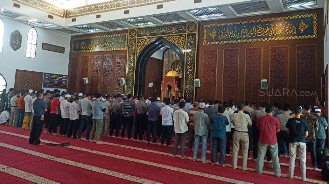 Ikut Berdoa untuk Mbah Moen, Polda Jatim Gelar Salat Gaib dan Tahlilan