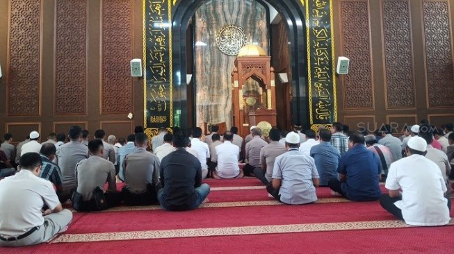 Polda Jatim gelar salat gaib untuk mendoakan arwah Mbah Moen. (Suara.com/Achmad Ali).