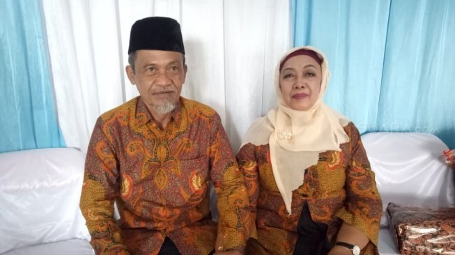 Nikahi Janda Tiga Anak, Perjaka 63 Tahun Ini Dapatkan Cinta Monyetnya