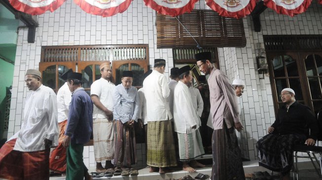 Suasana di rumah duka KH Maimun Zubair di Pondok Pesantren Al-Anwar di Sarang, Rembang, Jawa Tengah, Selasa (6/8). [ANTARA FOTO/Yusuf Nugroho]