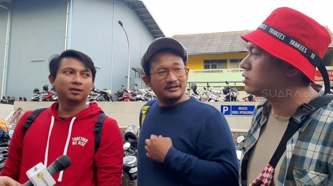 Personel Bajaj di Jalan Kapten P. Tendean, Mampang Prapatan, Jakarta Selatan, Selasa (6/8/2019). [Sumarni/Suara.com]