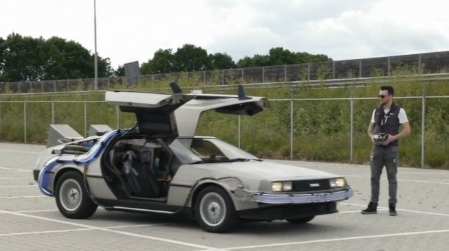 Futuristis, Mobil Back to The Future Ini Bisa Dikemudikan Pakai Remot