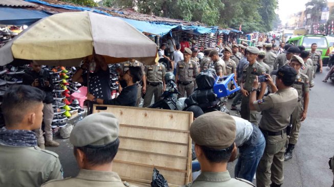 Ratusan Lapak PKL Dekat Stasiun Bogor Dibongkar Satpol PP