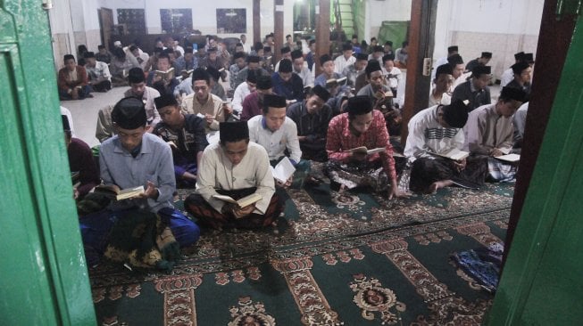 Suasana di rumah duka KH Maimun Zubair di Pondok Pesantren Al-Anwar di Sarang, Rembang, Jawa Tengah, Selasa (6/8). [ANTARA FOTO/Yusuf Nugroho]