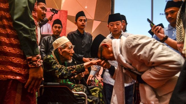 Tokoh Nahdlatul Ulama (NU) KH Maimun Zubair (duduk di kursi roda) menghadiri acara Deklarasi Kyai Kampung menangkan Jokowi-Maruf Amin Tanpa Hoaks di Tasikmalaya Senin (18/2/2019) malam. [ ANTARA FOTO/ARSIP/Adeng Bustomi]