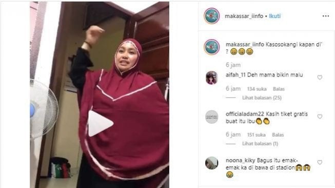 Wanita berhijab nyanyikan chant PSM Makassar. (Instagram/@makassar_iinfo).