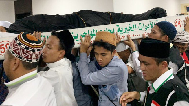 Umat muslim mengangkat jenazah KH Maimun Zubair (Mbah Moen) seusai dimandikan di Masjid Muhajirin Khalidiyah, Mekkah, Selasa (6/8). [ANTARA/Hanni Sofia]