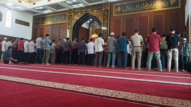 Polda Jatim gelar salat gaib untuk mendoakan arwah Mbah Moen. (Suara.com/Achmad Ali).