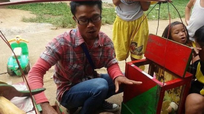Punya Bakat Unik, Penjual Rujak Bebek Ini Viral di Sosmed