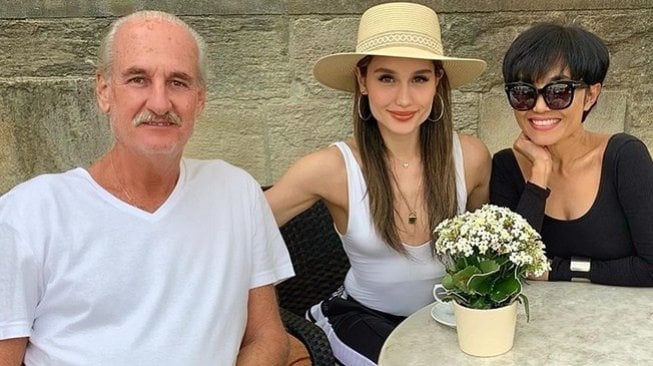 Cinta Laura bersama ayah dan ibunya. [Instagram]