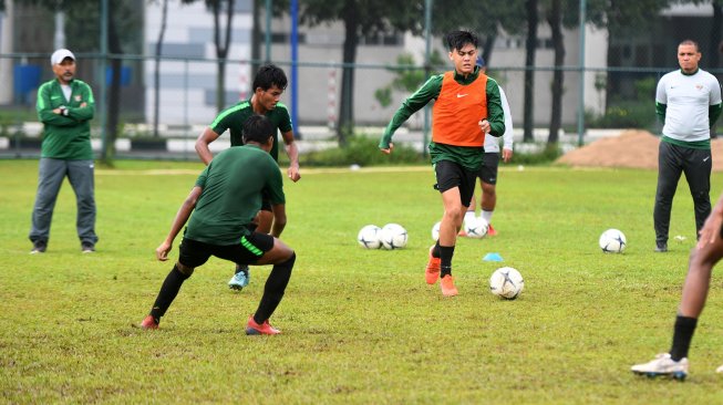 Sejumlah pesepakbola Timnas U-18 Indonesia melakukan latihan di Lapangan Becamex Binh Duong, Vietnam, Rabu (7/8/2019). Indonesia akan menghadapi Timor Leste pada laga kedua Grup A Piala AFF U-18 2019 di Vietnam. ANTARA FOTO/Yusran Uccang/ama