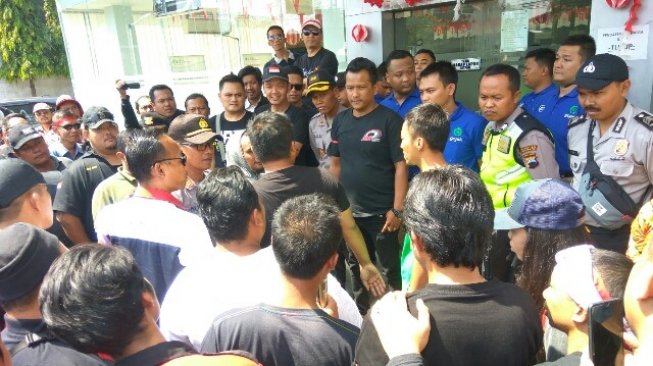 Tak Ada Jawaban, Ratusan Driver di Semarang Segel Kantor GoJek