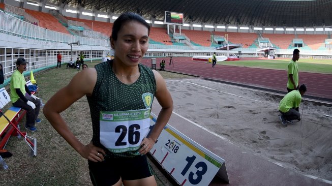 Atlet Maria Natalia Londa asal Bali melakukan lompatan pada final lompat jangkit senior putri dalam Kejuaraan Nasional Atletik 2019 di Stadion Pakansari, Cibinong, Jawa Barat, Rabu (7/8). [Antara/Yulius Satria Wijaya]