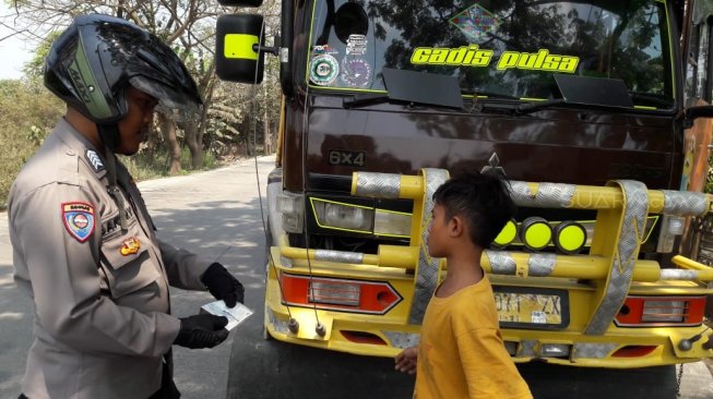 Polisi Pergoki Seorang Anak di Bogor Bawa Truk Fuso