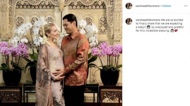 Pakai Adat Jawa, Varsha Strauss dan Panji Trihatmodjo Gelar Acara Mitoni