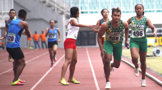 Pelari tim estafet campuran Jawa Timur Ifan Anugrah (kedua kanan) menerima tongkat estafet dari pelari Revina Irianti (kanani) pada final Lari nomor 4x400 meter U-20 Campuran pada Kejurnas Atletik 2019 di Stadion Pakansari, Cibinong, Bogor, Jawa Barat, Selasa (6/8). [Antara/Yulius Satria Wijaya]