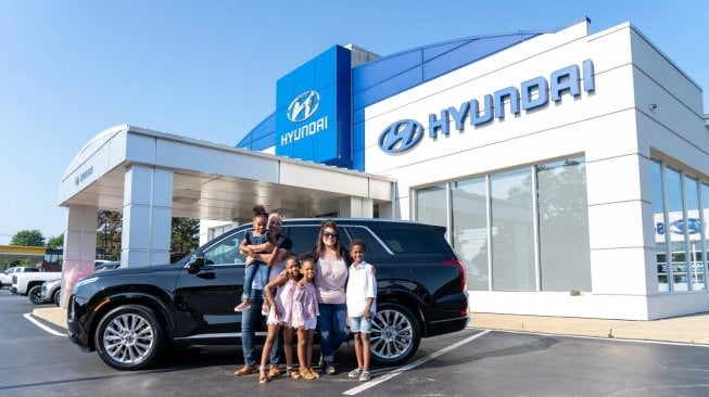 Adopsi 4 Anak, Keluarga Ini Dapat Mobil Gratis dari Hyundai