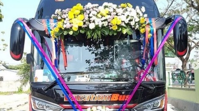 Bukan Mobil  Mewah  Mempelai di  Cirebon Pakai Bus  