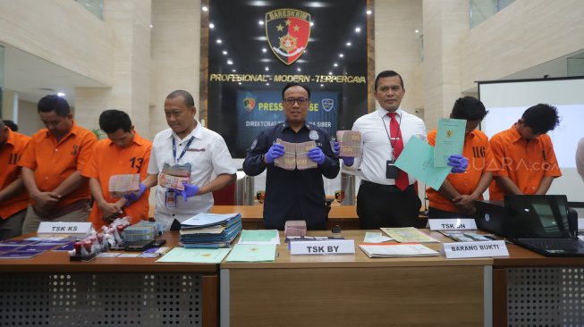 Dittipid Siber Bareskrim Polri menggelar rilis kasus sindikat Internasional pelaku penipuan online di Gedung Bareskrim Polri, Jakarta, Rabu (7/8). [Suara.com/Arya Manggala]
