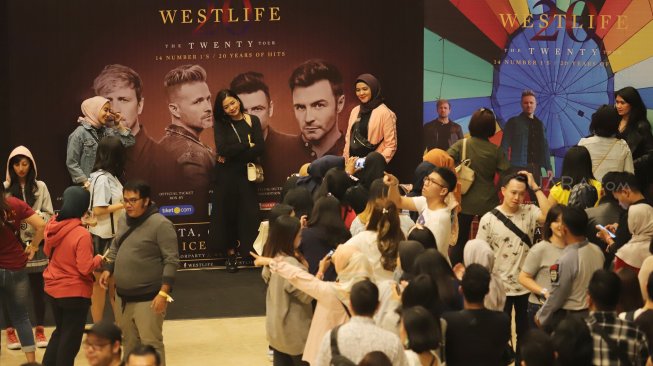 Para penggemar boyband Westlife di ICE BSD, Tangerang, Banten, Selasa (6/8). [Suara.com/Arya Manggala] 