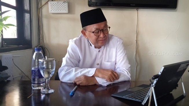 Bupati Sumenep KH A Busyro Karim saat ditemui di rumah dinasnya sebelah utara Keraton Sumenep (Suara/M Madani).