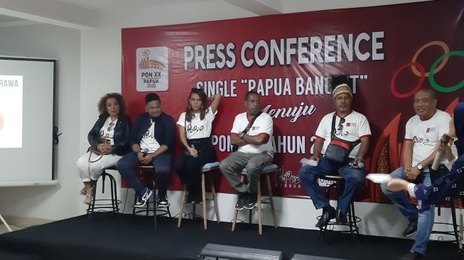 Konfrensi pers lagu "Papua Bangkit" yang dinyanyikan sejumlah penyanyi Papua seperti Nowela dan Edo Kondologit. [Sumarni/Suara.com]