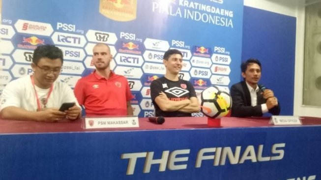 Pelatih PSM Makassar Darije Kalezic (dua kanan) memberikan keterangan pers usai membawa timnya menjuarai Piala Indonesia di Makassar, Selasa, (6/8). ANTARA FOTO/HO/Media PS