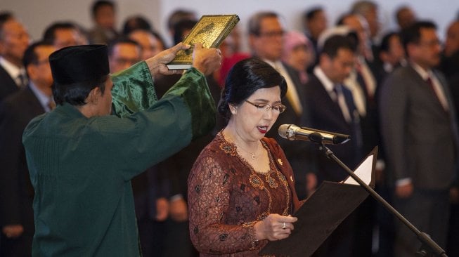 Deputi Gubernur Senior Bank Indonesia (BI) Destry Damayanti mengucap sumpah jabatan pada pelantikan di Gedung Mahkamah Agung (MA), Jakarta, Rabu (7/8). . [ANTARA FOTO/Dhemas Reviyanto]
