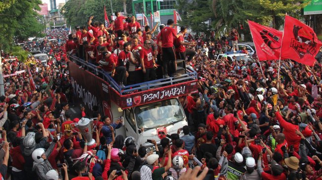 Pesepakbola dan official PSM Makassar dan diikuti suporternya melakukan pawai kemenangan di Makassar, Sulawesi Selatan, Rabu (7/8/2019). Pawai kemenangan tersebut untuk merayakan keberhasilan PSM Makassar meraih gelar juara pada Piala Indonesia usai mengalahkan Persija Jakarta. ANTARA FOTO/Abriawan Abhe