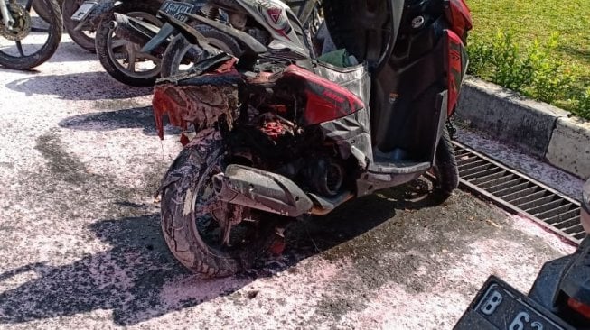 Ledakan di Kemenlu Jakarta, Motor Hangus Terbakar