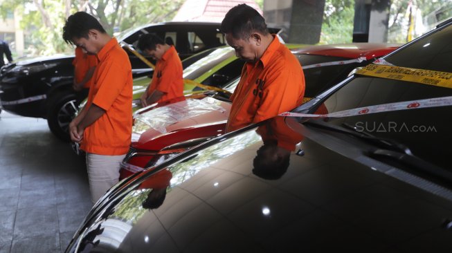 Tersangka dihadirkan saat rilis kasus sindikat Internasional pelaku penipuan online di Gedung Bareskrim Polri, Jakarta, Rabu (7/8). [Suara.com/Arya Manggala]