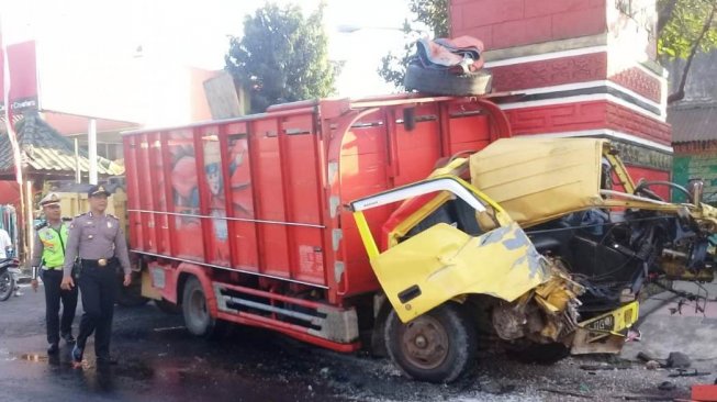 Diduga Sopir Mengantuk, Dua Truk Bertabrakan Di Blitar