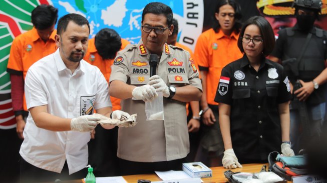 Kabid Humas Polda Metro Jaya Kombes Pol Argo Yuwono (tengah) memberikan keterangan kepada wartawan terkait ungkap kasus pemasok narkoba terhadap tersangka komedian Nunung di Polda Metro Jaya, Jakarta, Rabu (7/8). [Suara.com/Arya Manggala] 