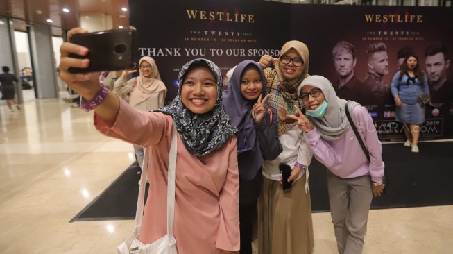 Para penggemar boyband Westlife di ICE BSD, Tangerang, Banten, Selasa (6/8). [Suara.com/Arya Manggala] 