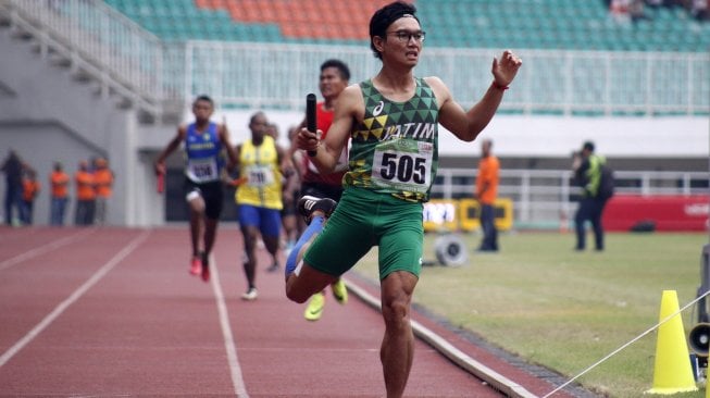 Pelari tim estafet putra Jawa Timur Selamet Rizki mencapai garis finis pada final Lari nomor 4x400 meter Senior Putra pada Kejurnas Atletik 2019 di Stadion Pakansari, Cibinong, Bogor, Jawa Barat, Selasa (6/8). [Antara/Yulius Satria Wijaya]