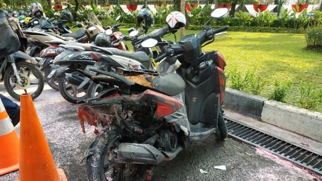 Sepeda motor yang mendadak meledak dan terbakar di Kemenlu. (Suara.com/Fakhri).