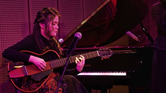 Teknik Fingerstyle Bikin Kagum, Josphine Alexandra Rupanya Jago Main Piano