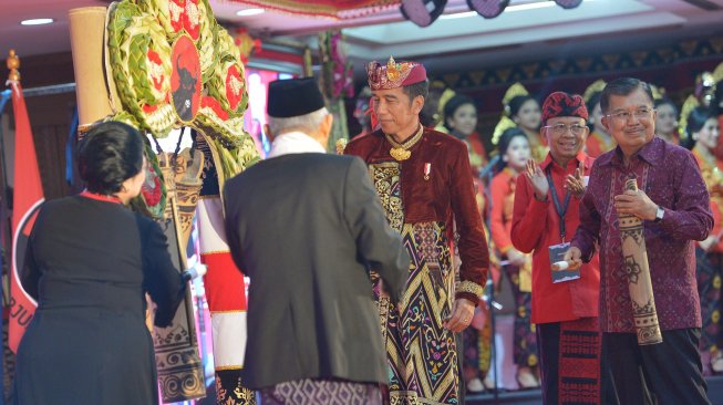 Presiden Joko Widodo (kedua kanan) bersama Wakil Presiden Yusuf Kalla (kanan), Ketua Umum DPP PDIP Megawati Soekarnoputri (kiri), Wakil Presiden terpilih Ma'ruf Amin (kedua kiri) memukul kentongan sekaligus membuka Kongres V PDIP di Sanur, Bali, Kamis (8/8). [ANTARA FOTO/Nyoman Budhiana ]