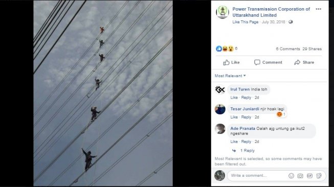 Aksi petugas listrik yang disebut dari PLN. [Facebook]