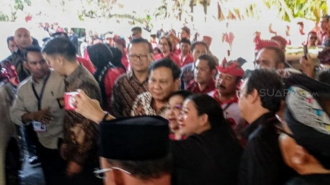 Sebelum Tinggalkan Kongres V PDIP, Prabowo Sempatkan Selfie dengan Megawati