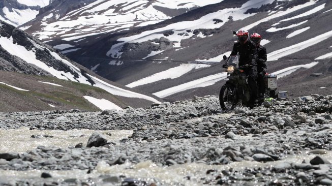 Rute keren lagi populer di kalangan para biker untuk sektor India utara antara laina dalah Khardung La, Provinsi Jammu - Kashmir, India. Donna Agnesia dan Darius Sinathrya juga sukses menempuhnya [Dok, Royal Enfield].  