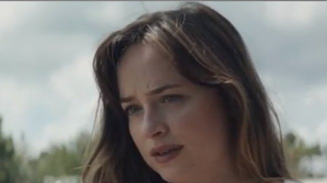 Menutup Celah Gigi, Fans Dakota Johnson Kecewa