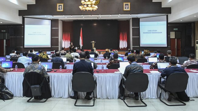 Sejumlah calon pimpinan (capim) KPK mengikuti tes profile assessment di gedung Lemhanas, Jakarta, Kamis (8/8). [ANTARA FOTO/Hafidz Mubarak]