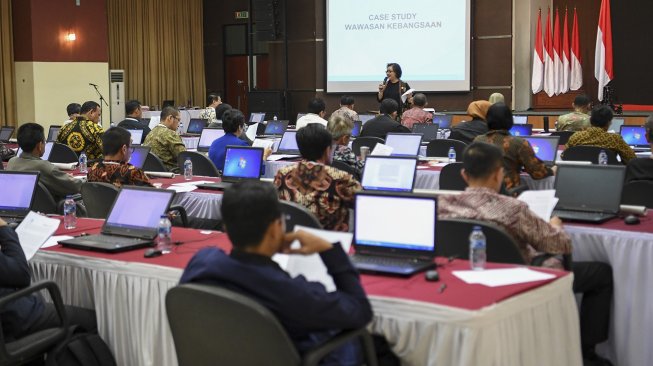 Sejumlah calon pimpinan (capim) KPK mengikuti tes profile assessment di gedung Lemhanas, Jakarta, Kamis (8/8). [ANTARA FOTO/Hafidz Mubarak]