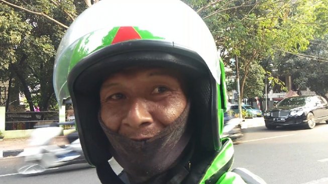 Eri Purwanto, salah satu ojol yang ditemui di Jalan Dharmawangsa, Jaksel. (Suara.com/Ria Rizki).