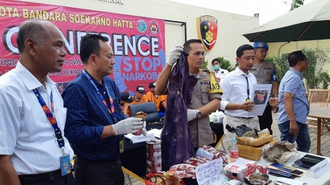 Polres Bandara Soetta saat merilis kasus peredaran sabu melalui akun Instagram. (Suara.com/M Iqbal).